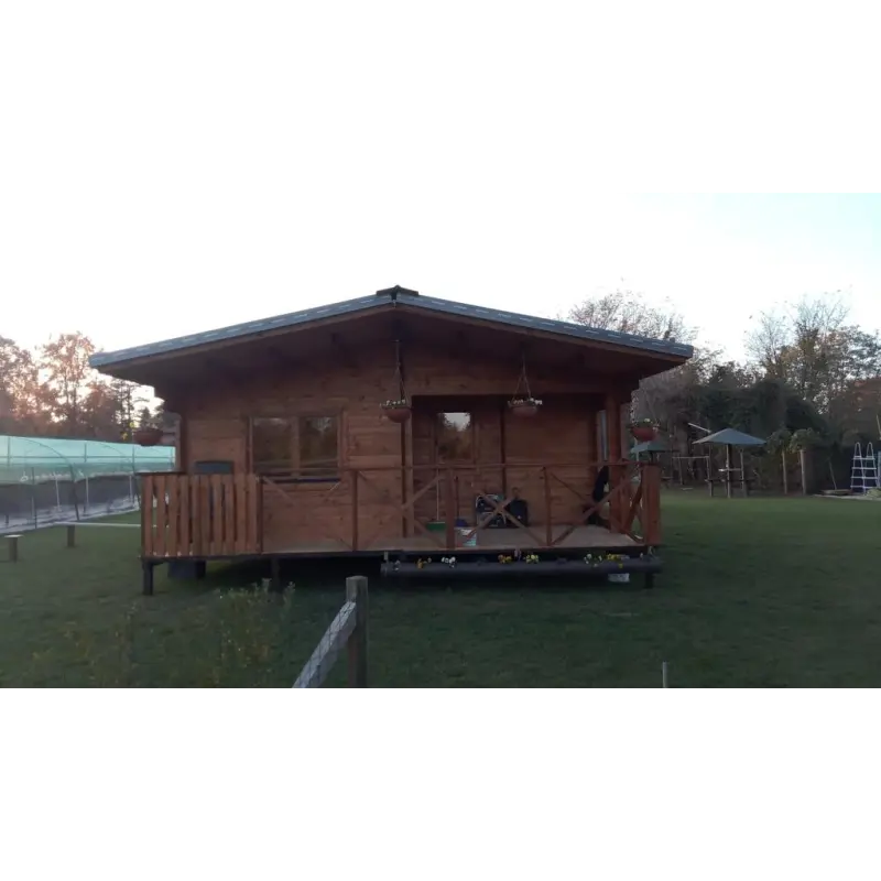 Casa di legno coibentata ELBA 6x6 44/100/44 mm, realizzazione vista frontale