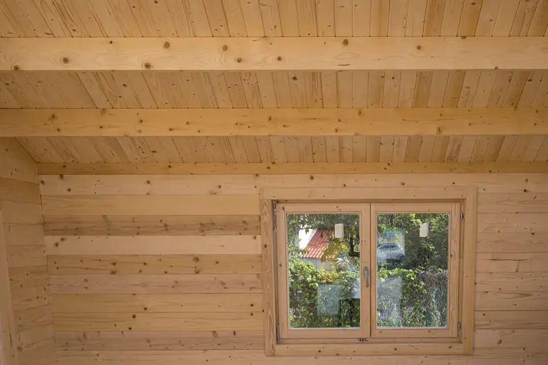 Immagine di un interno in legno naturale delle case e strutture in legno Caleba: case abitabili, bungalow, garage o casetta da giardino..