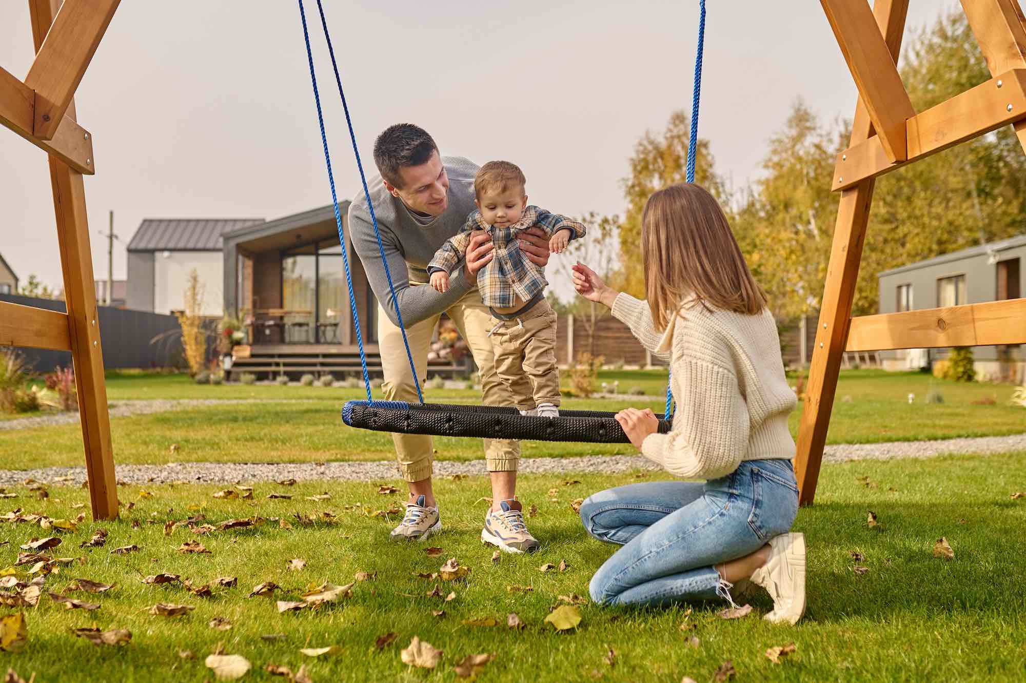 Immagine di una famiglia che ha investito nelle case mobili in legno Caleba, vivendo nell'ambiente naturale.