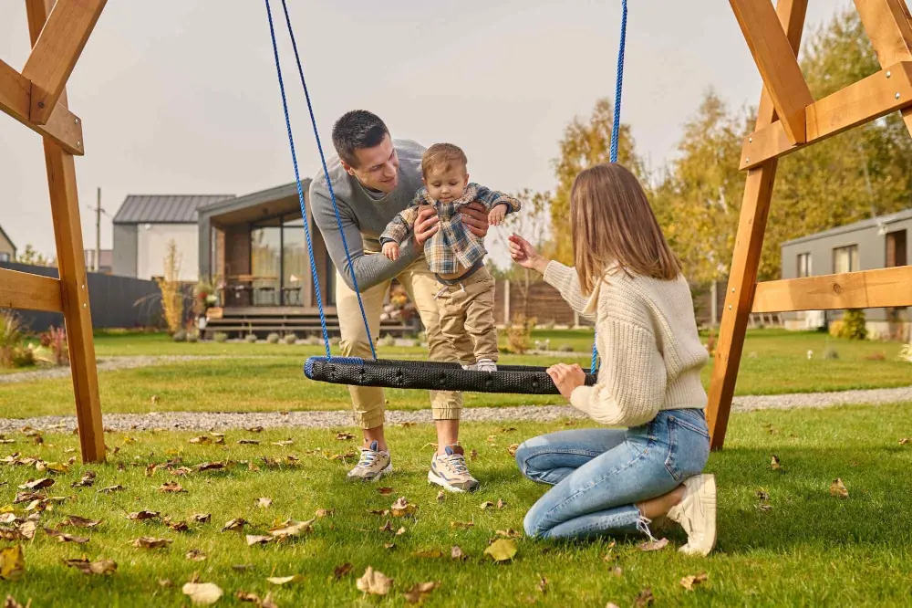 Immagine di una famiglia che ha investito nelle case mobili in legno Caleba, vivendo nell'ambiente naturale.