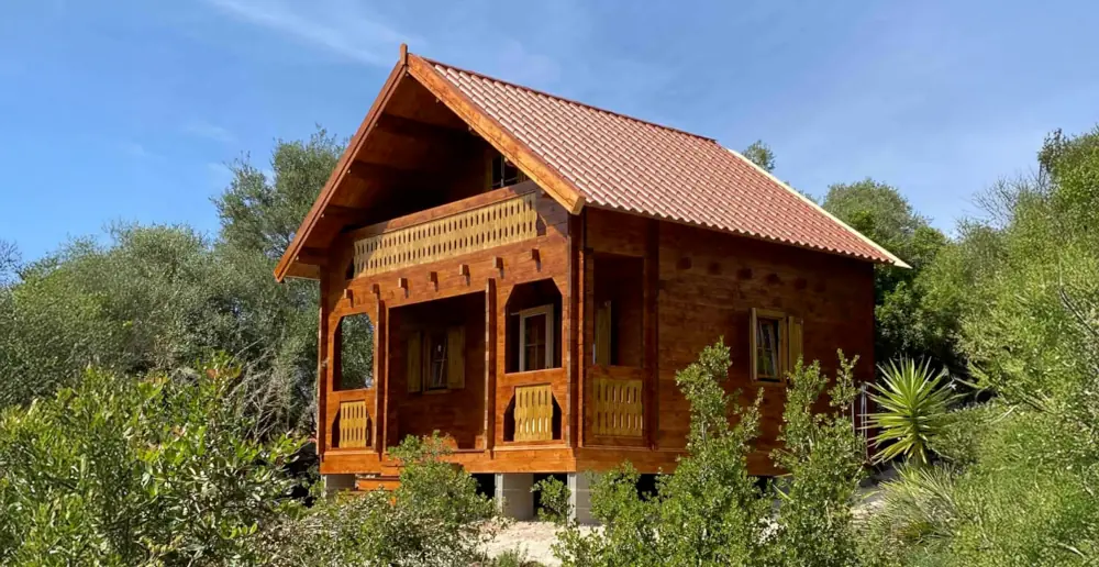 Immagine di una seconda casa in legno sostenibile, con tutti i vantaggi della coibentazione, del sistema Blockhaus, e del legno trattato e certificato FSC.