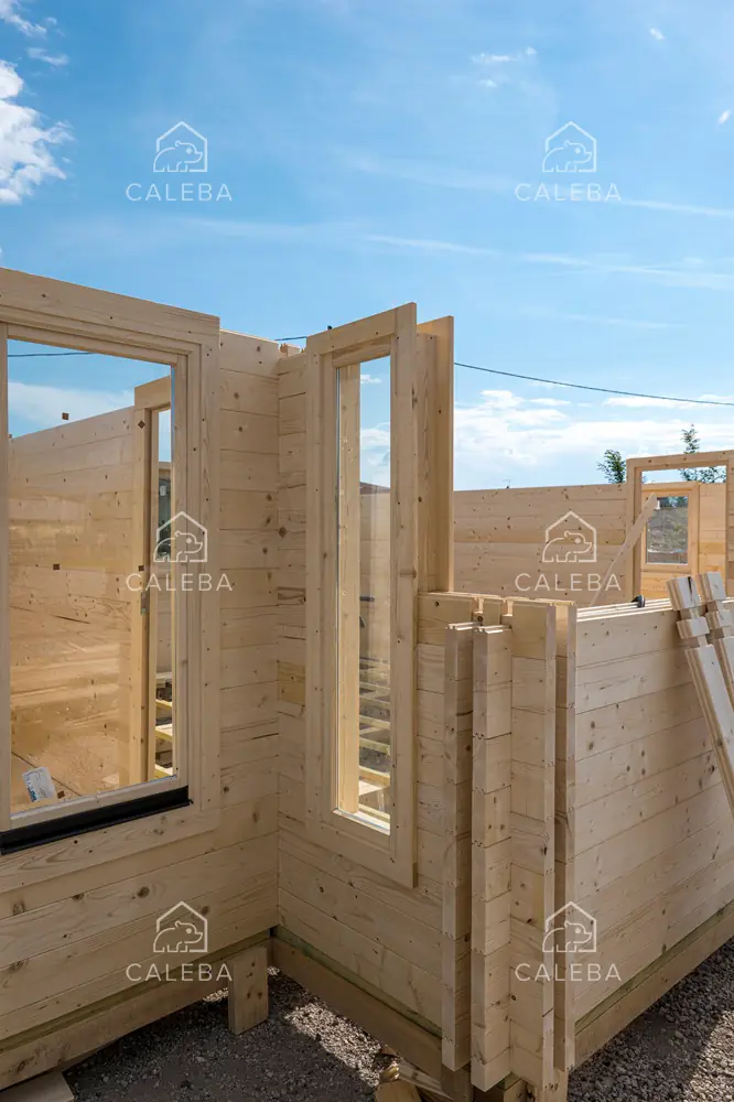 Immagine di un cantiere Caleba, con le pareti in legno pensate per rendere la struttura in legno stabile e sicura.