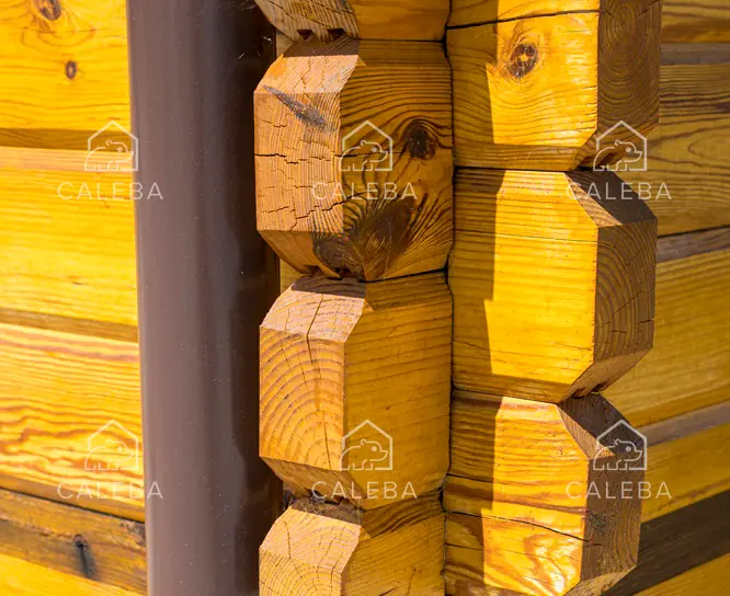 Immagine d'esempio del sistema di costruzione BlockHaus, che usa incastri maschio/femmina per rendere la costruzione in legno solida e stabile.