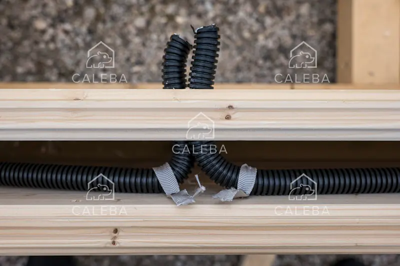 Come vengono integrate le canalizzazioni elettriche e idrauliche all'interno delle case e delle strutture Caleba?