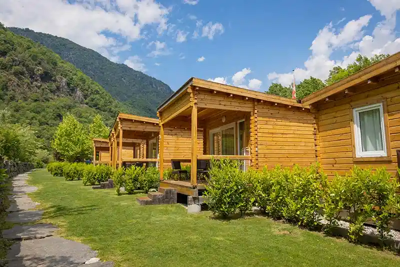 Case amovibili in legno massello di un camping